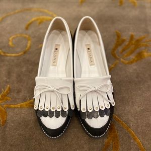 Elegant black and white flats